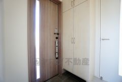白を基調とした明るい玄関です。大容量のシューズボックスは家族全員の増えがちな靴や物をすっきり収納できます。