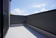寛ぎの時間を紡ぎだす主寝室は、大型ベッドを置いても余裕の広さを確保しています。ナチュラル色のフローリングで開放的な優しい雰囲気になっています＾＾