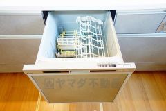 食事の後の手間を解消する食器洗い乾燥機付。冬場の洗い物で手荒れの悩みもなくなります。手洗いよりも節約できて便利。