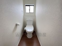 温水洗浄機付トイレです。節水機能もあるので、安心して使えますね。もちろん、1階2階の2ヶ所にトイレがあるので、忙しい朝にもゆとりができますね。