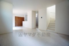 大きな窓のあるリビングは、陽光あふれる明るい空間です。居心地良く、ご家族皆がゆったり寛げる憩いの空間となりそうです。