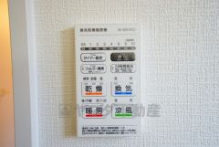 浴室暖房乾燥機には、暖房、乾燥、涼風、換気の4つの機能が付いています。タイマー付き。