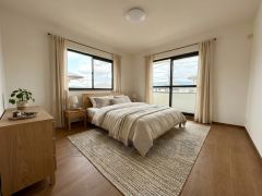 家具はイメージです。2面採光を確保した明るい室内は、風通しも良く、大変居心地の良い空間となっております。爽やかな風を感じて起きる朝は、快適生活の始まりに。