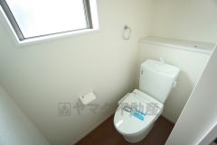 同仕様写真。温水洗浄機付トイレです。節水機能もあるので、安心して使えますね。もちろん、1階2階の2ヶ所にトイレがあるので、忙しい朝にもゆとりができますね。