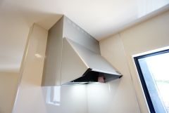 コンロ上には換気扇完備＾＾調理時の蒸気や匂いが換気扇に誘導され、効率的に排煙ができます＾＾