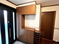 たっぷり収納できるシューズボックスです。家族全員の靴がきれいに整頓できます。棚の上にお花や写真を飾っても良いですね。