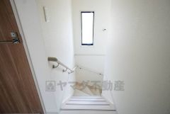 小さなお子様やご高齢の方でも安心できる、手すり付き階段。段差も低めで設定されており、安全性にも優れています。