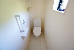 同仕様写真。温水、暖房、ウォシュレット付の高機能トイレです。もちろん各階にトイレがあるので、忙しい朝の混雑を避けることが出来ます。