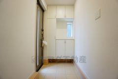 同仕様写真。白を基調とした明るい玄関です。大容量のシューズボックスは家族全員の増えがちな靴や物をすっきり収納できます。