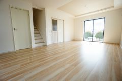 大きな掃き出し窓のあるリビングは、陽光あふれる明るい空間です。ゆったりと寛げる憩いの場となりそうです。