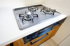 複数の調理を一度に行うことができる3口コンロ。効率よくお料理が出来ます。毎日のお料理も楽しくなりますね＾＾