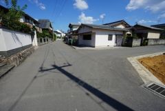 住人以外の車の進入も少なく、小さなお子様を持つご家庭にも安心です。