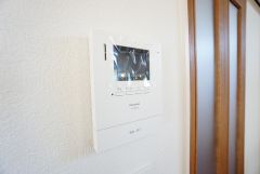 防犯性、セキュリティ対策に安心できるテレビモニター付きインターフォンです。セールスマン対策にもなり安心できます。