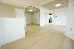 リビングは広々とした設計で、家族が集い、寛ぐ暮らしの空間を演出しています。思い思いの時間を過ごしたり、家族みんなで食事をしたり、素敵な団らんの場になりますね。