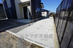 駐車スペースはゆとりある2台分を確保。マイカー用に、お客さま用に、余裕を持ってご利用いただけます。