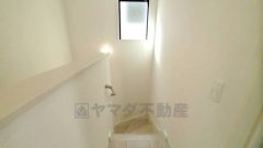 小さなお子様やご高齢の方でも安心できる、手すり付き階段。段差も低めで設定されており、安全性にも優れています。