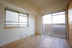 明るい洋室です。ナチュラル色のフローリングで開放的な優しい雰囲気になっています＾＾ベッドや机、ＴＶを置いてもゆとりのある広さです。