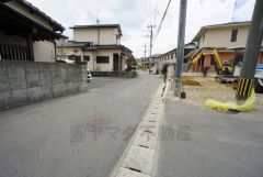 現地（2025年8月5日）撮影。住人以外の車の進入も少なく、小さなお子様を持つご家庭にも安心です。