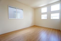 2面採光を確保した明るい室内は、風通しも良く、大変居心地の良い空間となっております。日当たりがよく、子供部屋としての利用もおすすめ。