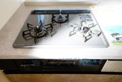 複数の調理を一度に行うことができる3口コンロ。効率よくお料理が出来ます。毎日のお料理も楽しくなりますね＾＾