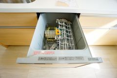 食事の後の手間を解消する食器洗い乾燥機付。冬場の洗い物で手荒れの悩みもなくなります。手洗いよりも節約できて便利。