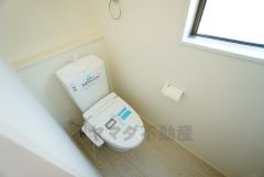 温水洗浄機付トイレです。節水機能もあるので、安心して使えますね。もちろん、1階2階の2ヶ所にトイレがあるので、忙しい朝にもゆとりができますね。