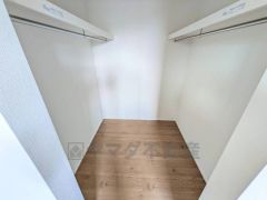 収納力豊富なウォークインクローゼット。洋服や小物などを1箇所にまとめて美しい収納を実現します。スーツケースのような大型の荷物も置けます＾＾