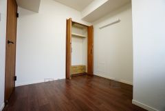 暖かい日差しが差し込む洋室。たっぷり収納できるクローゼット付きでお部屋の中をすっきりと快適に保てます。
