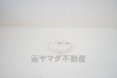 火災発生をいち早く知らせてくれる火災報知器は標準装備です。