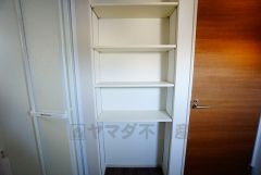 タオルやちょっとした着替えなどが収納できる棚を設置。洗剤などのストックも収納できます。