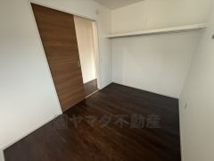 オープンクローゼットは、扉の開閉動作がないので荷物の出し入れがスムーズになります。衣類を綺麗にまとめておしゃれにまとめれば、お部屋のアクセントにもなります＾＾