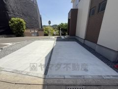 駐車スペースはゆとりある2台分を確保。マイカー用に、お客さま用に、余裕を持ってご利用いただけます＾＾