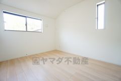 2面採光を確保した明るい室内は、風通しも良く、大変居心地の良い空間となっております。爽やかな風を感じて起きる朝は、快適生活の始まりに。