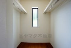 収納力豊富なウォークインクローゼット。洋服や小物などを1箇所にまとめて美しい収納を実現します。
