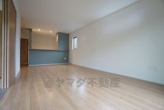 同仕様写真。家族が集まる開放的なリビング。思い思いの時間を過ごしたり食事をしたり、素敵な団らんの場になりますね＾＾