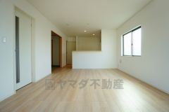 同仕様写真。家族が集まる開放的なリビング。思い思いの時間を過ごしたり食事をしたり、素敵な団らんの場になりますね。