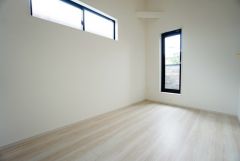2面採光を確保した明るい室内は、風通しも良く、大変居心地の良い空間となっております。日当たりがよく、子供部屋としての利用もおすすめ。