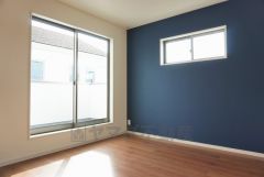 同仕様写真。住む人のこだわりを活かす洋室。日当たりがよく、寝室としての利用もおすすめ。広めのクローゼットには荷物をすっきり片付けられ、ゆとりのある暮らしが出来ます＾＾