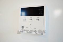 キッチン横からお湯張り、追い炊き、足し湯がボタン一つで楽々操作できる給湯機リモコンです。忙しい夕飯準備の時間帯に重宝しますね。