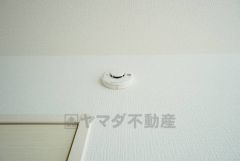 火災による煙や熱を感知して、警報音やブザー等で火災の発生を知らせてくれる火災警報器。