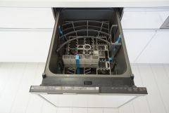 食事の後の手間を解消する食器洗い乾燥機付。冬場の洗い物で手荒れの悩みもなくなります。手洗いよりも節約できて便利。
