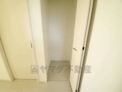 2階の廊下にも収納を確保。各居室に入りきれなかった荷物や、2階で使用する日用品のストック置き場に便利です。