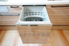 食事の後の手間を解消する食器洗い乾燥機付。冬場の洗い物で手荒れの悩みもなくなります。手洗いよりも節約できて便利。
