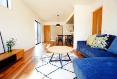 温かみのある雰囲気と、キッチンでの作業性を兼ね備え、家族の笑顔あふれる団らんのひと時をお過ごしいただける設計になっています。