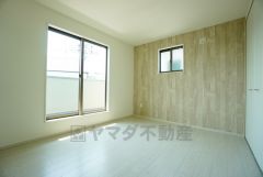 寛ぎの時間を紡ぎだす主寝室は、大型ベッドを置いても余裕の広さを確保しています。