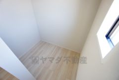 収納力豊富なウォークインクローゼット。洋服や小物などを1箇所にまとめて美しい収納を実現します。スーツケースのような大型の荷物も置けます＾＾