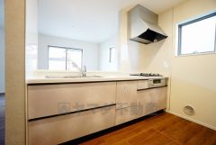 リビングにいるお子様を見守りながらお料理ができる対面キッチン。カウンタートップの汚れもサッと拭き取ることができ、お掃除ラクラク＾＾