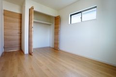 同仕様写真。住む人のこだわりを活かす洋室。日当たりがよく、寝室としての利用もおすすめ。広めのクローゼットには荷物をすっきり片付けられ、ゆとりのある暮らしが出来ます＾＾