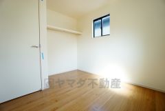 暖かい日差しが差し込む洋室。たっぷり収納できるクローゼット付きでお部屋の中をすっきりと快適に保てます。