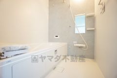 1日の疲れを癒すくつろぎのバスルーム。足を伸ばしてもゆったりと入れるサイズです。お子様と一緒にお風呂に入っても狭くないですね^^